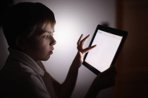 Smartphone e tablet ai bambini? Meglio evitare